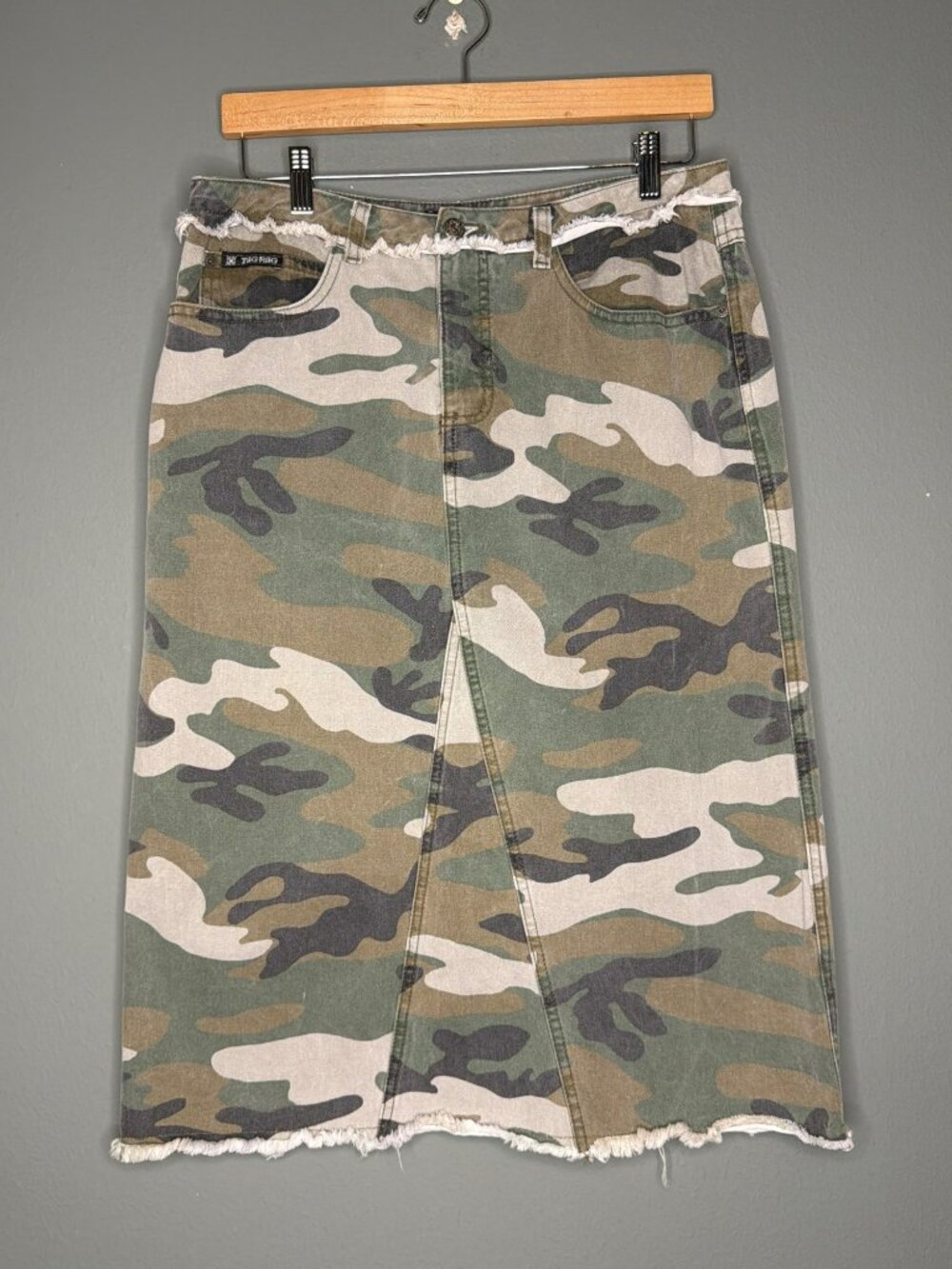 VTG Tag Rag Women's 11 Army Camo Y2K Fray Hem Denim Pencil Skirt